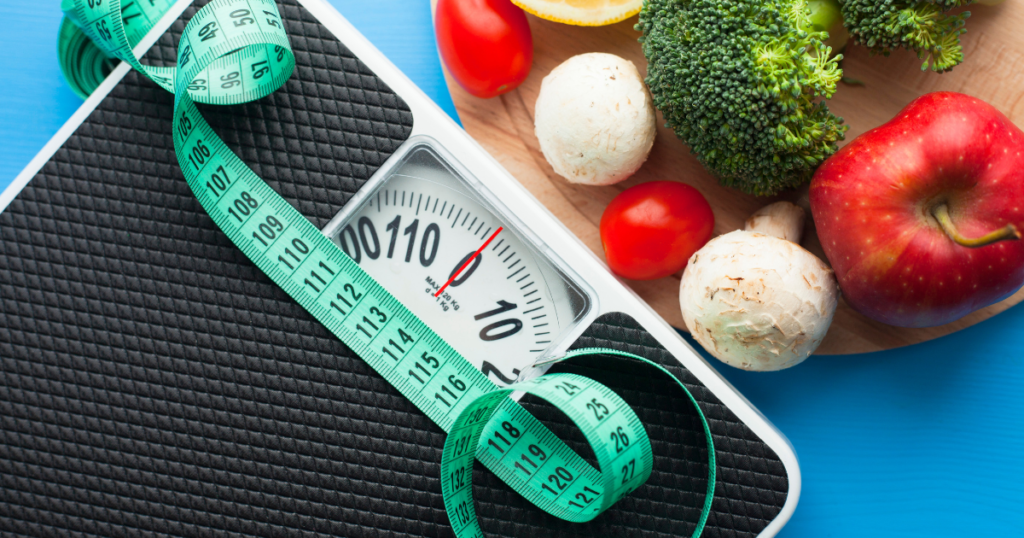 Healthy dog eating fresh food to maintain an ideal weight.
